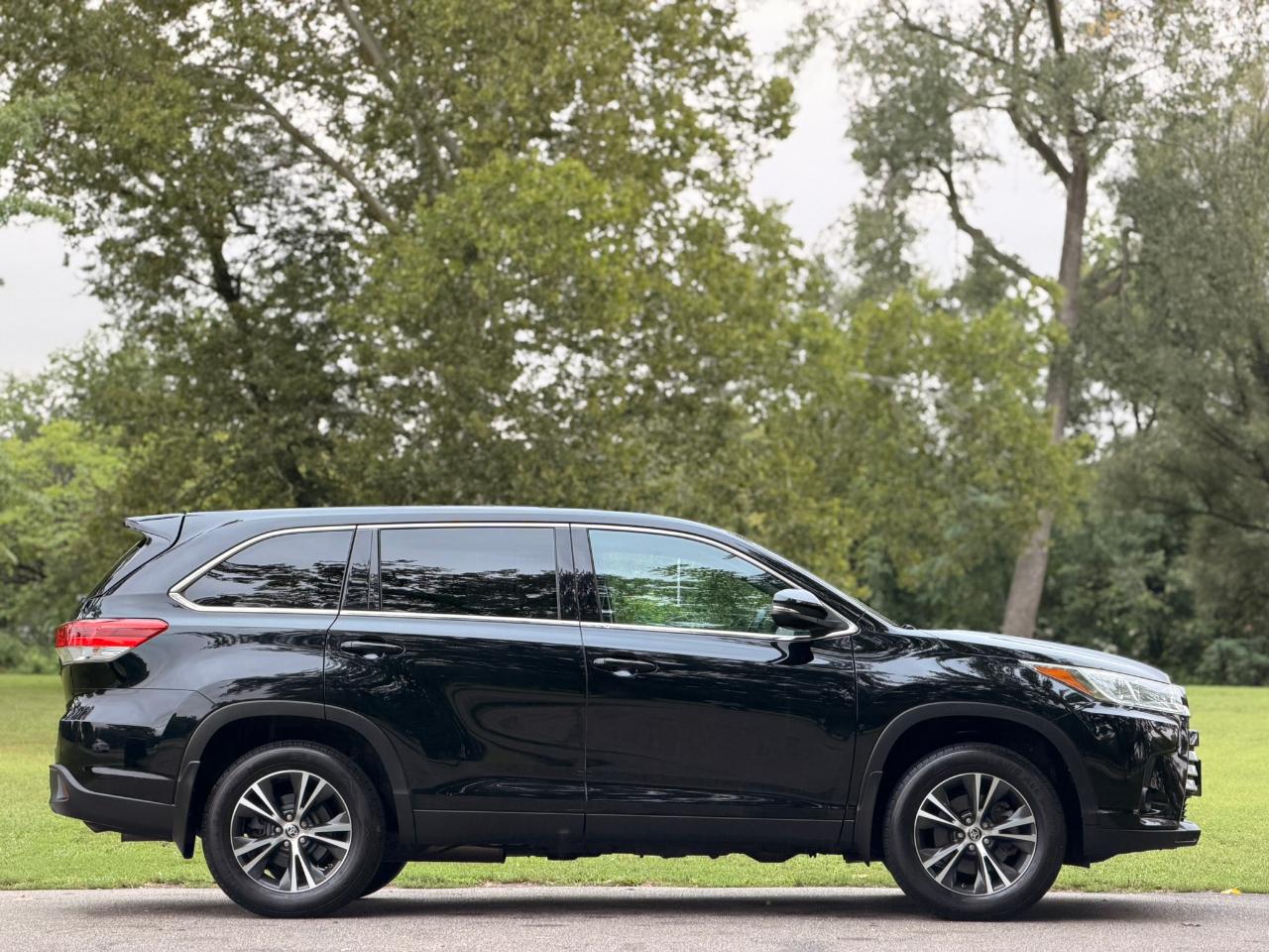 Toyota Highlander LE V6 AWD (Natl) 2019