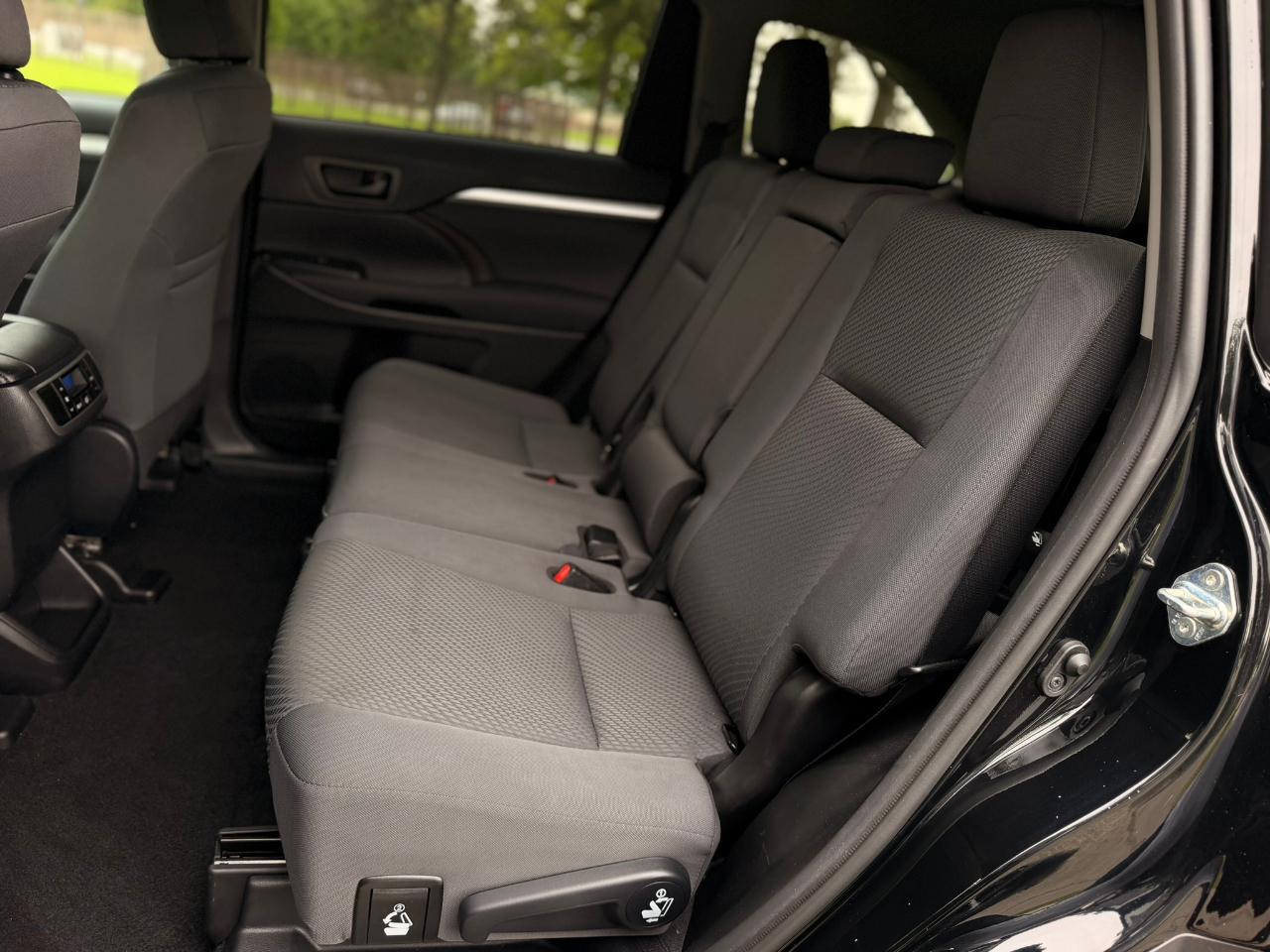 Toyota Highlander LE V6 AWD (Natl) 2019