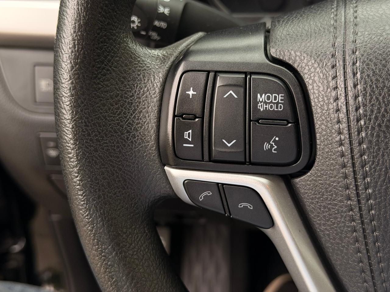 Toyota Highlander LE V6 AWD (Natl) 2019