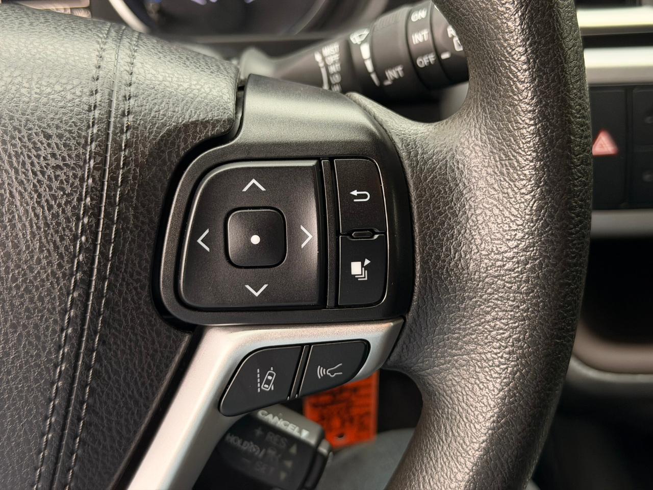 Toyota Highlander LE V6 AWD (Natl) 2019