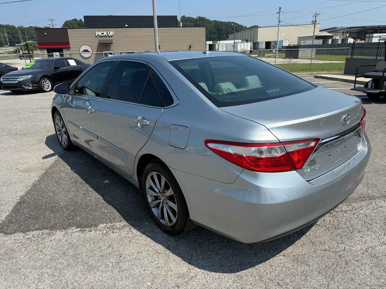 2017 Toyota Camry XLE - Photo 2