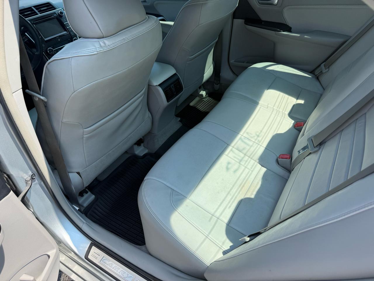 2017 Toyota Camry XLE - Photo 6