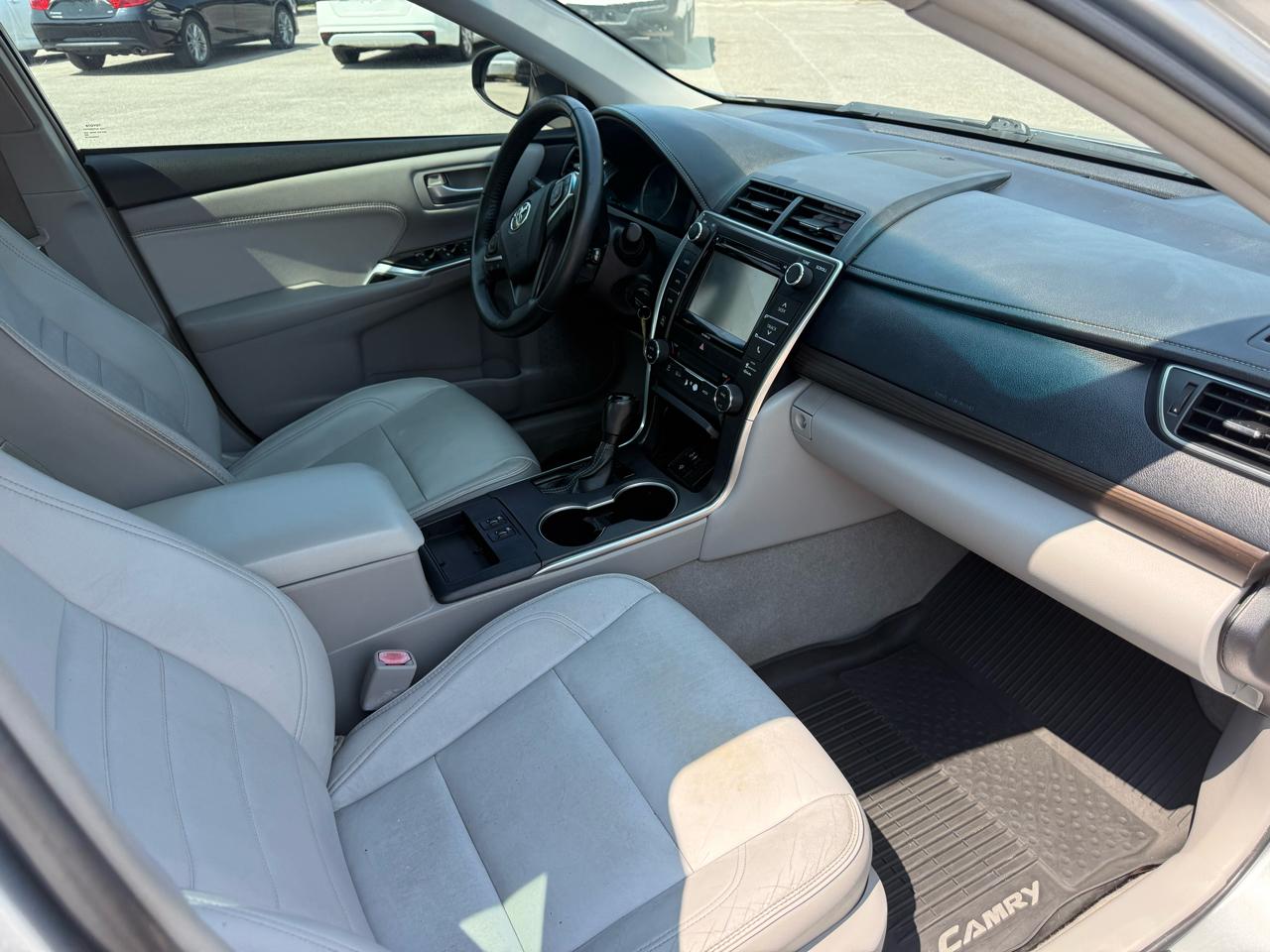 2017 Toyota Camry XLE - Photo 9
