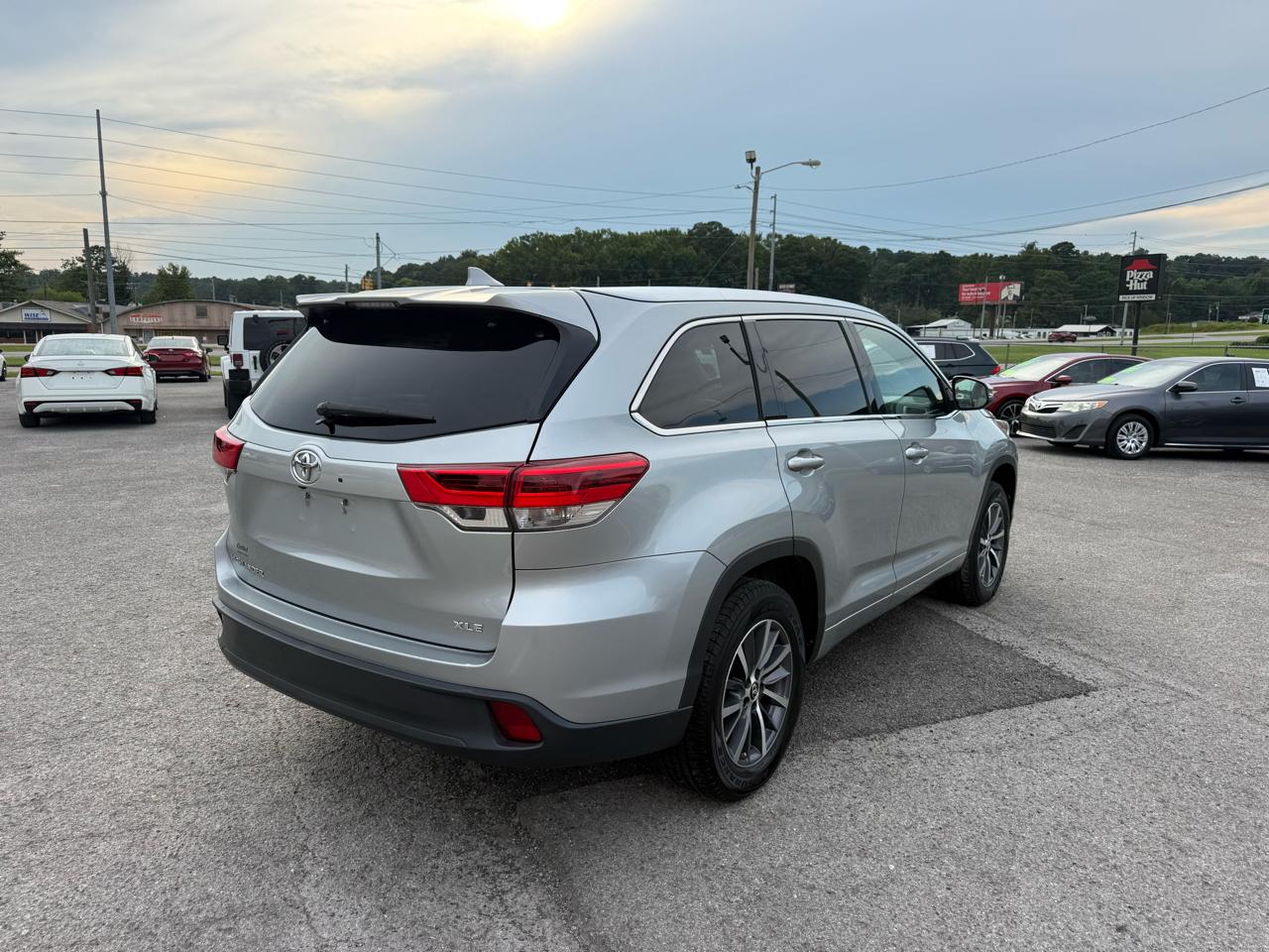 2017 Toyota Highlander XLE - Photo 3
