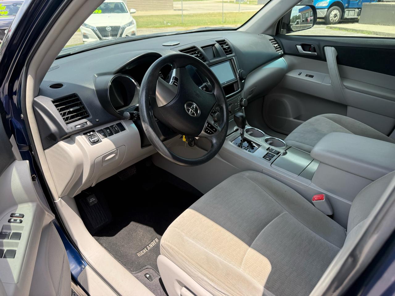 Toyota Highlander Base 2WD V6 2013