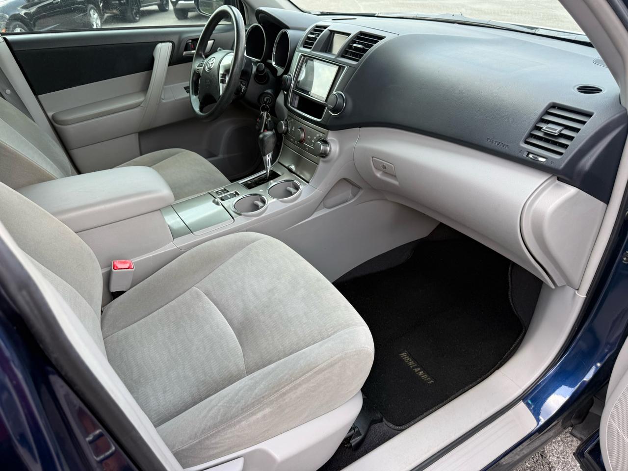 Toyota Highlander Base 2WD V6 2013