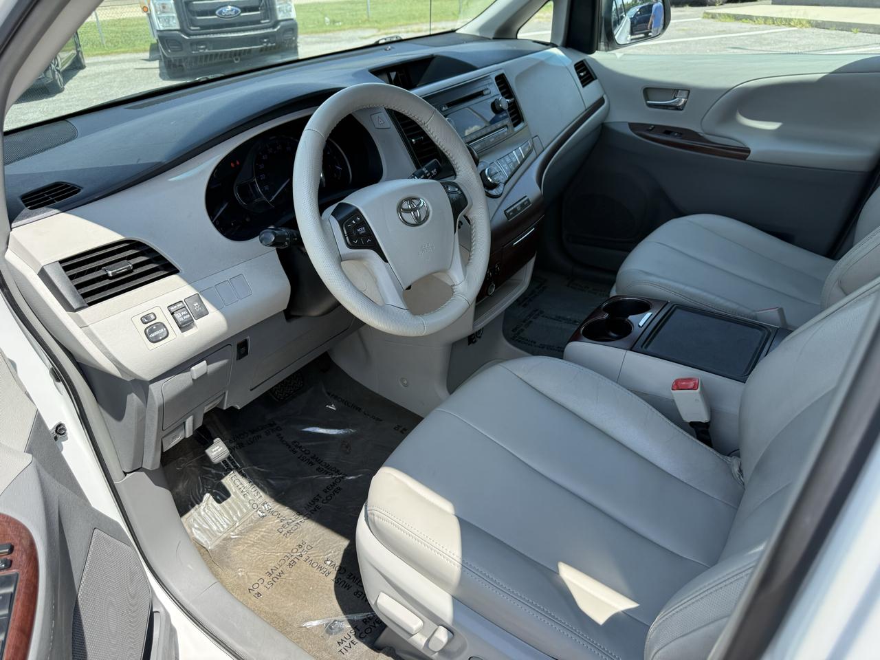 Toyota Sienna XLE FWD 8-Passenger V6 2014
