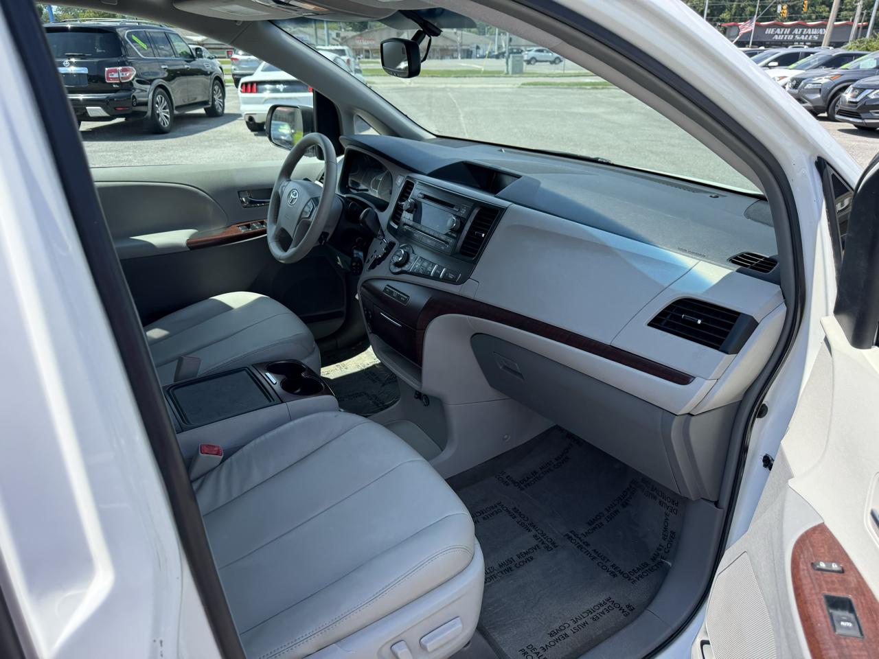 Toyota Sienna XLE FWD 8-Passenger V6 2014