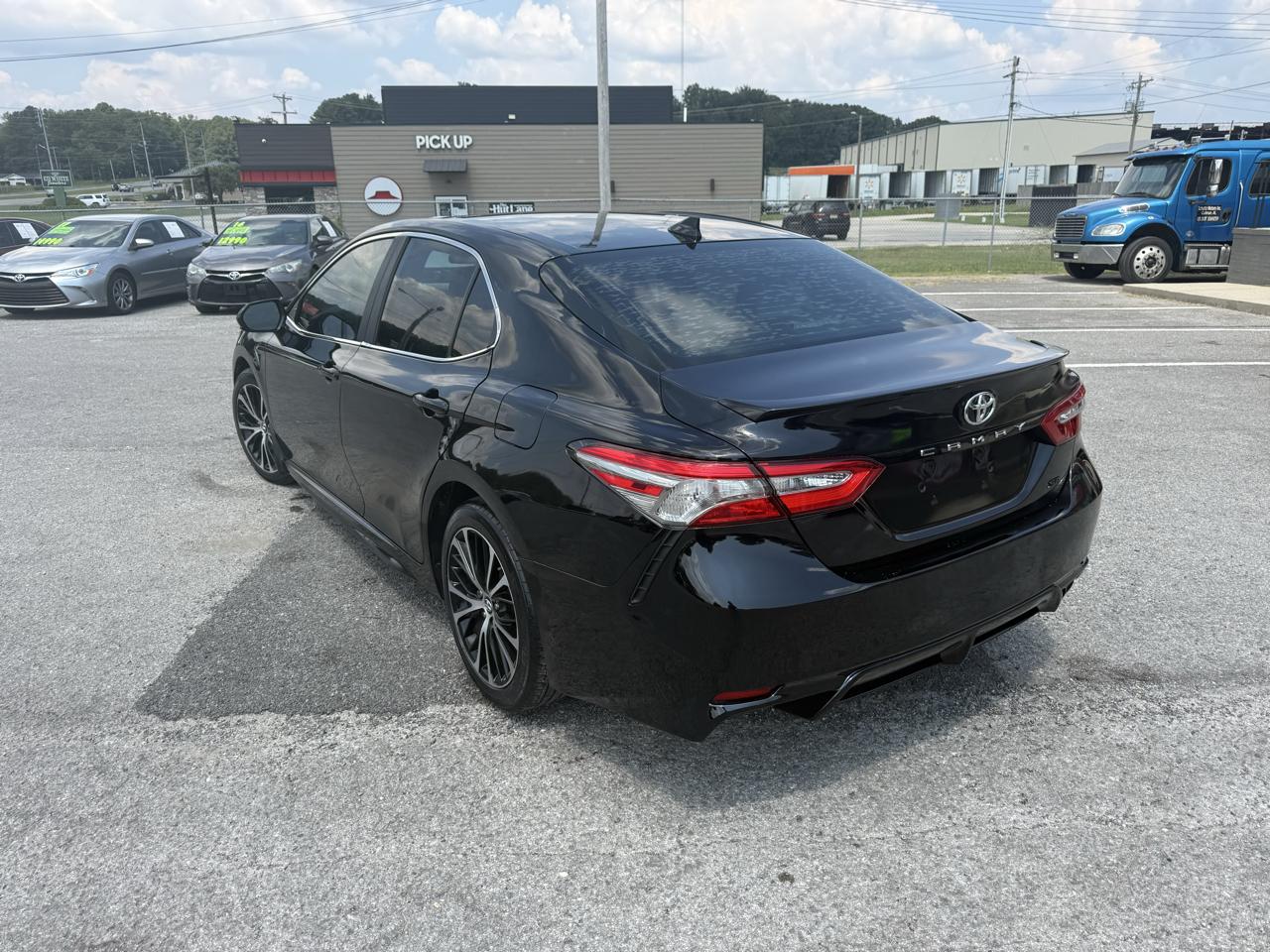 Toyota Camry SE 2019