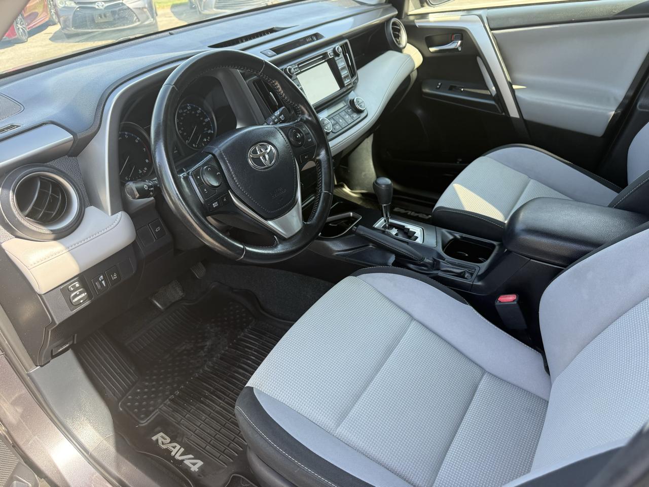 Toyota RAV4 XLE FWD 2017