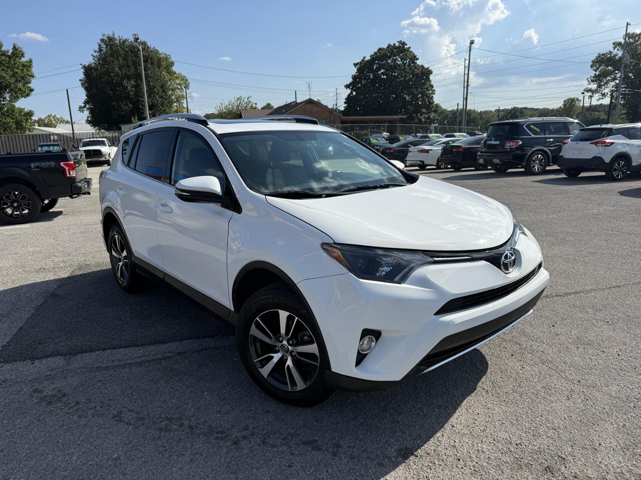 2016 Toyota RAV4 XLE - Photo 2