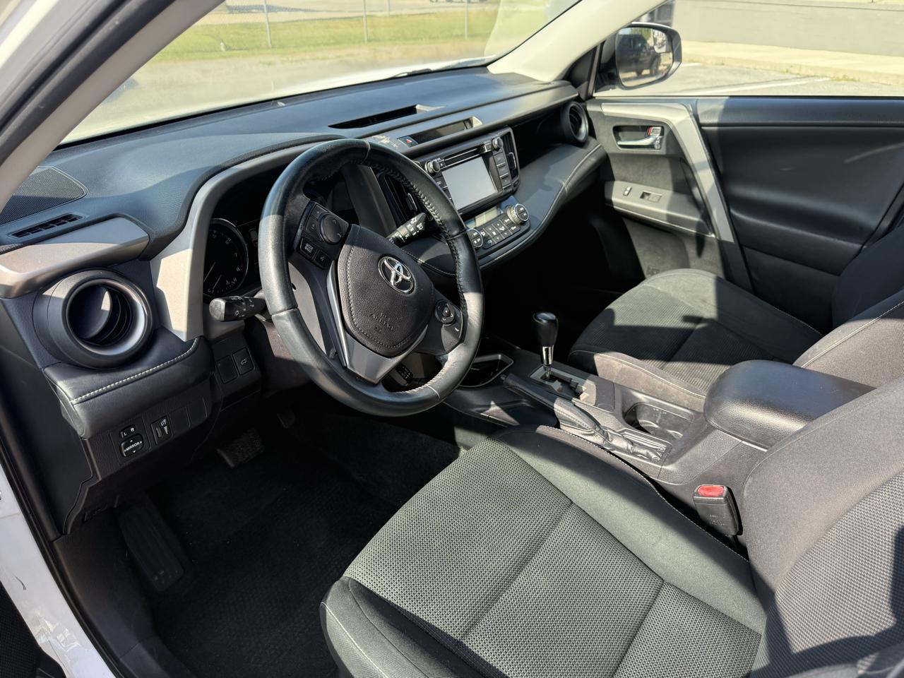 2016 Toyota RAV4 XLE - Photo 6