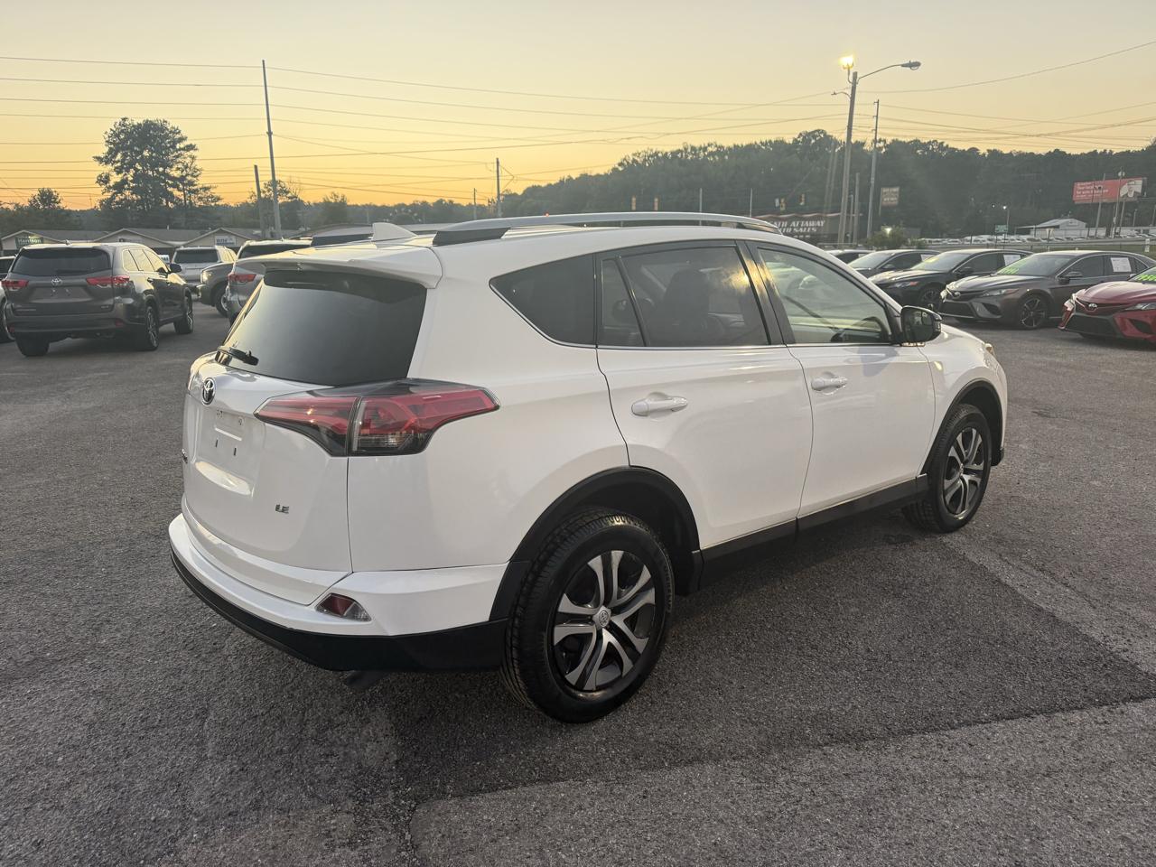 Toyota RAV4 LE FWD 2017