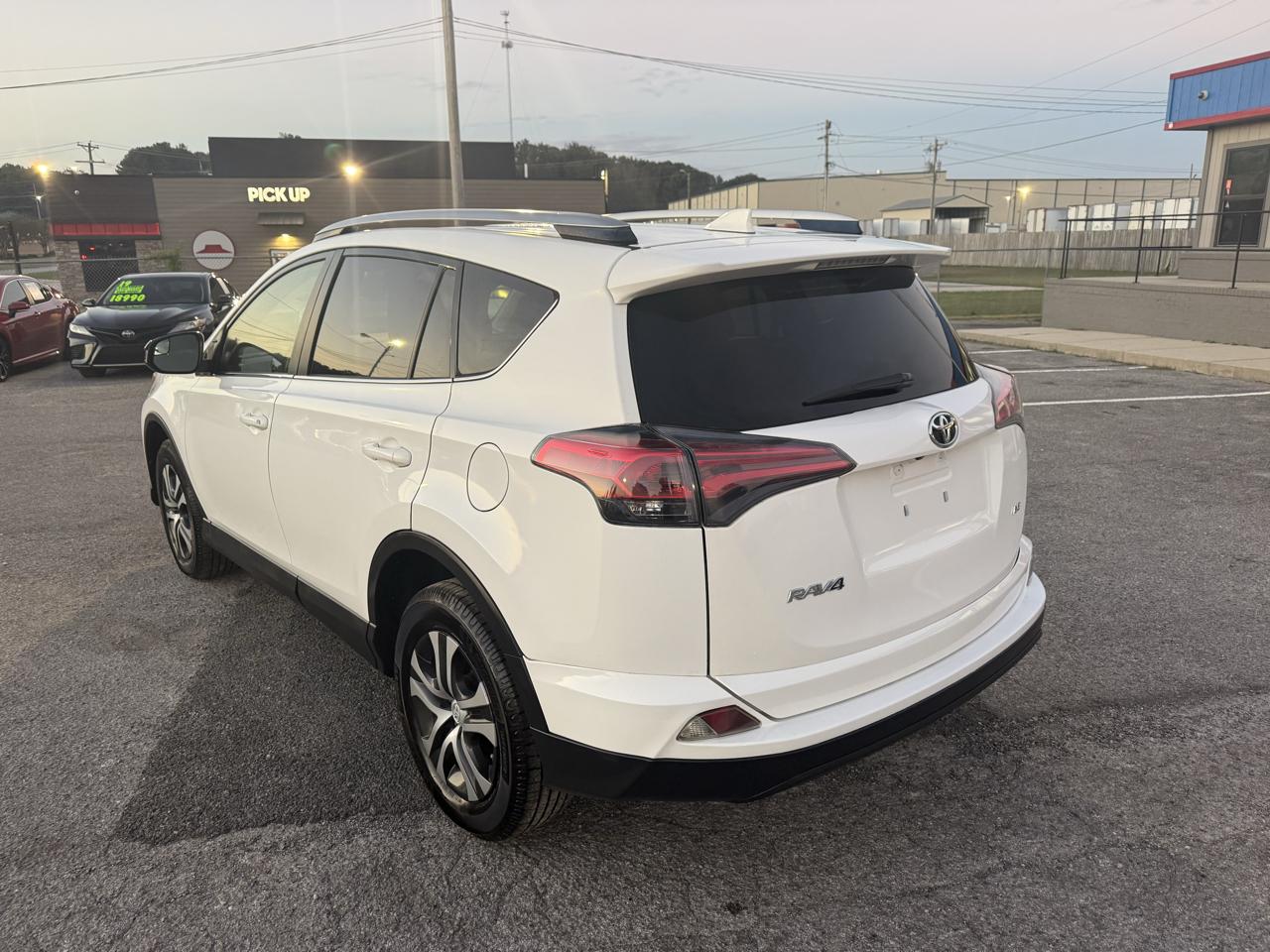 Toyota RAV4 LE FWD 2017