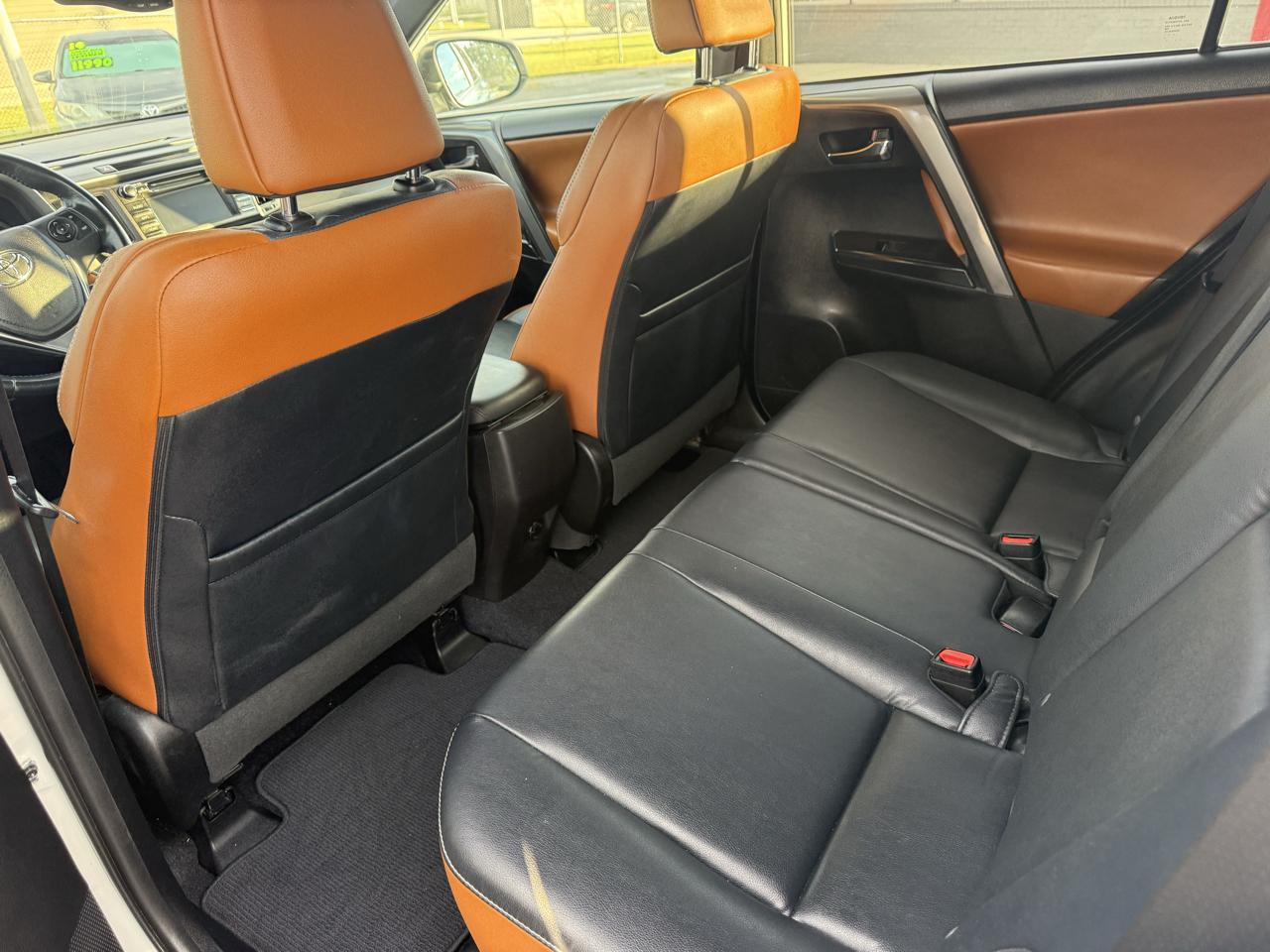 Toyota RAV4 SE FWD 2016