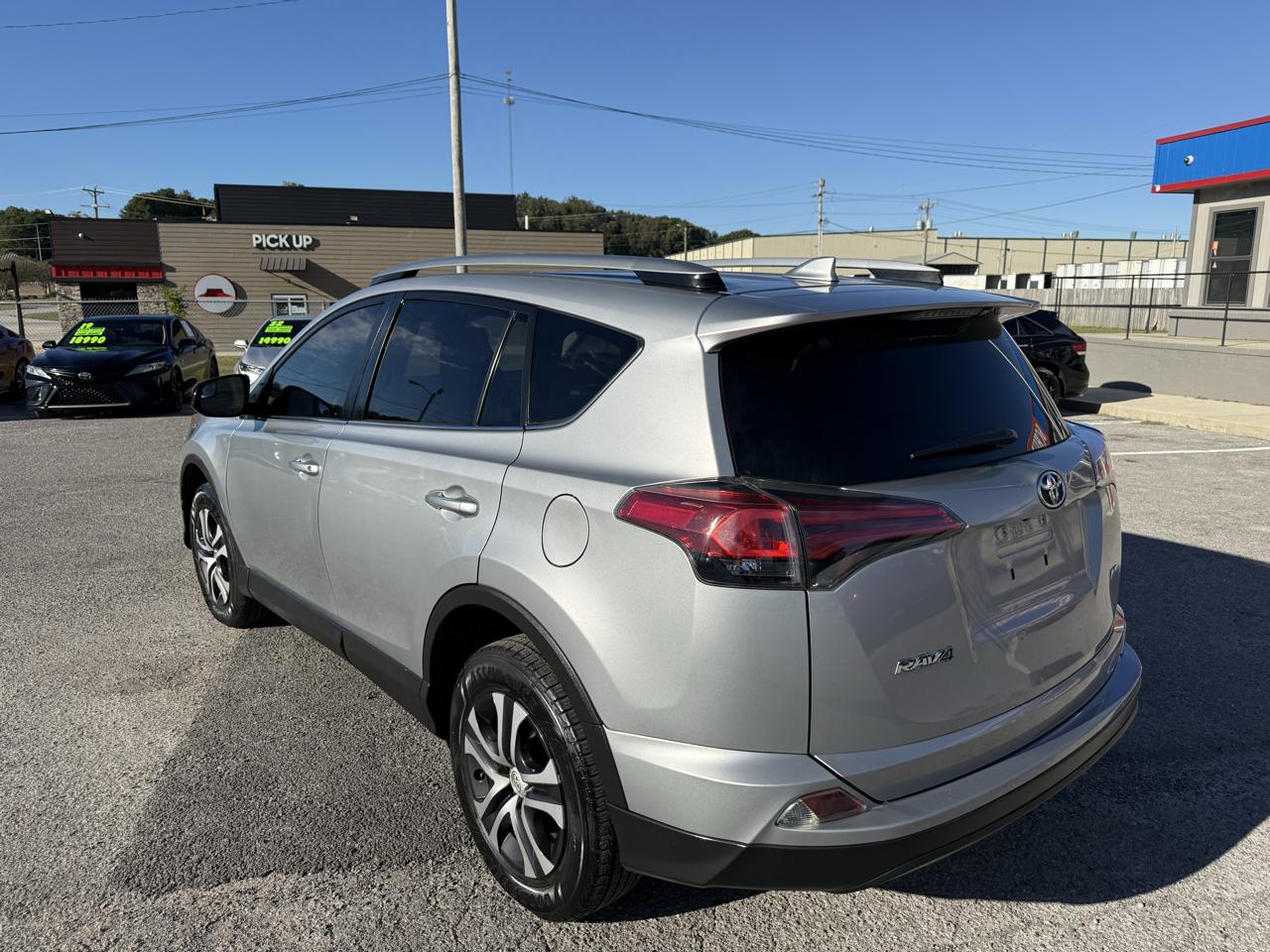 Toyota RAV4 LE FWD 2018