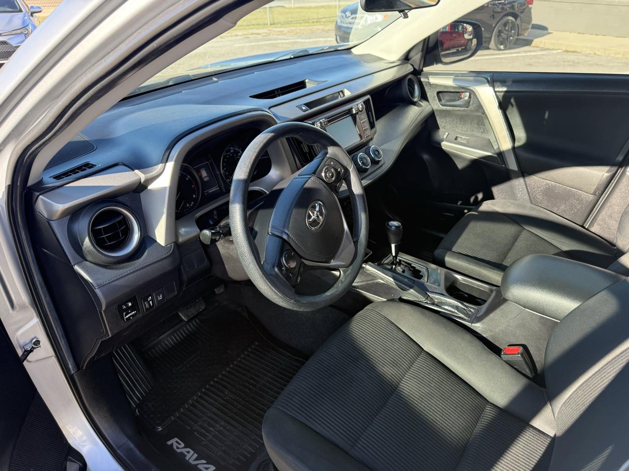 Toyota RAV4 LE FWD 2018