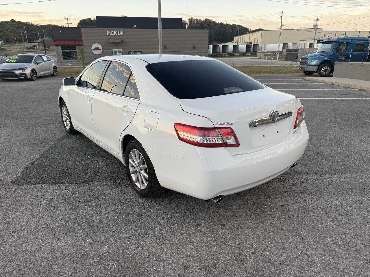 Toyota Camry XLE V6 6-Spd AT 2011