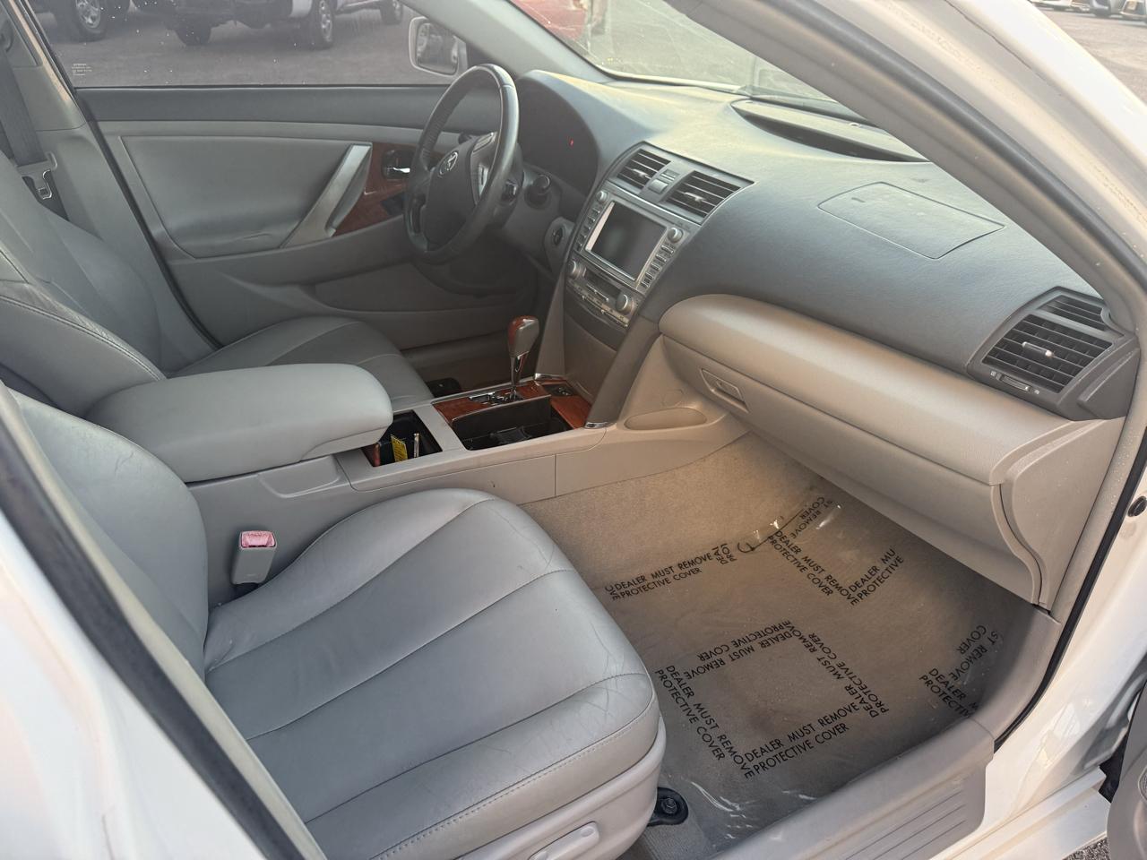 Toyota Camry XLE V6 6-Spd AT 2011