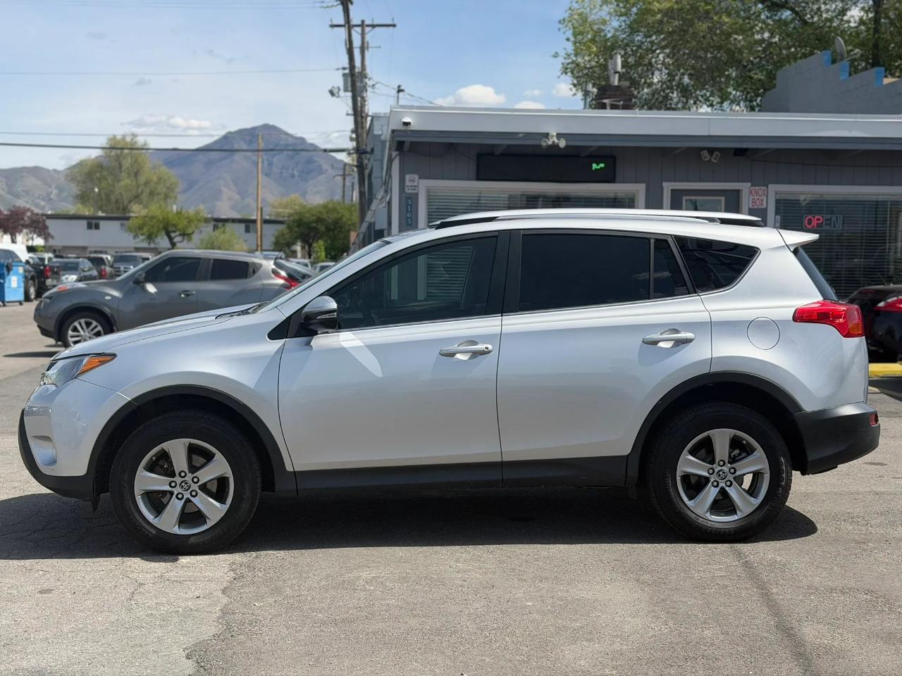 Toyota RAV4 AWD 4dr XLE (Natl) 2015