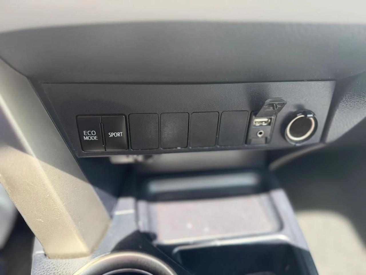 Toyota RAV4 AWD 4dr XLE (Natl) 2015