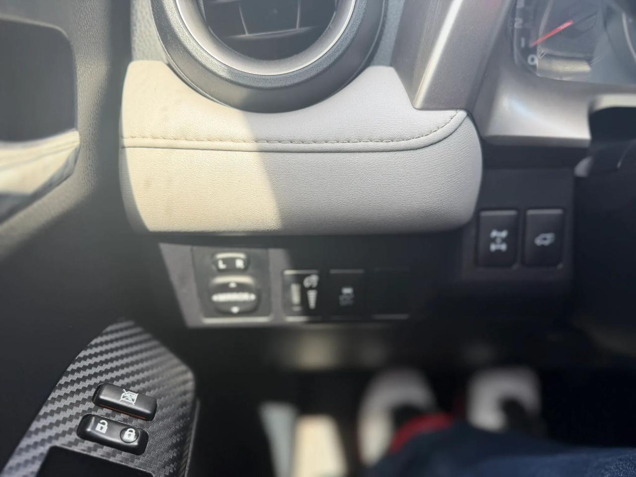 Toyota RAV4 AWD 4dr XLE (Natl) 2015