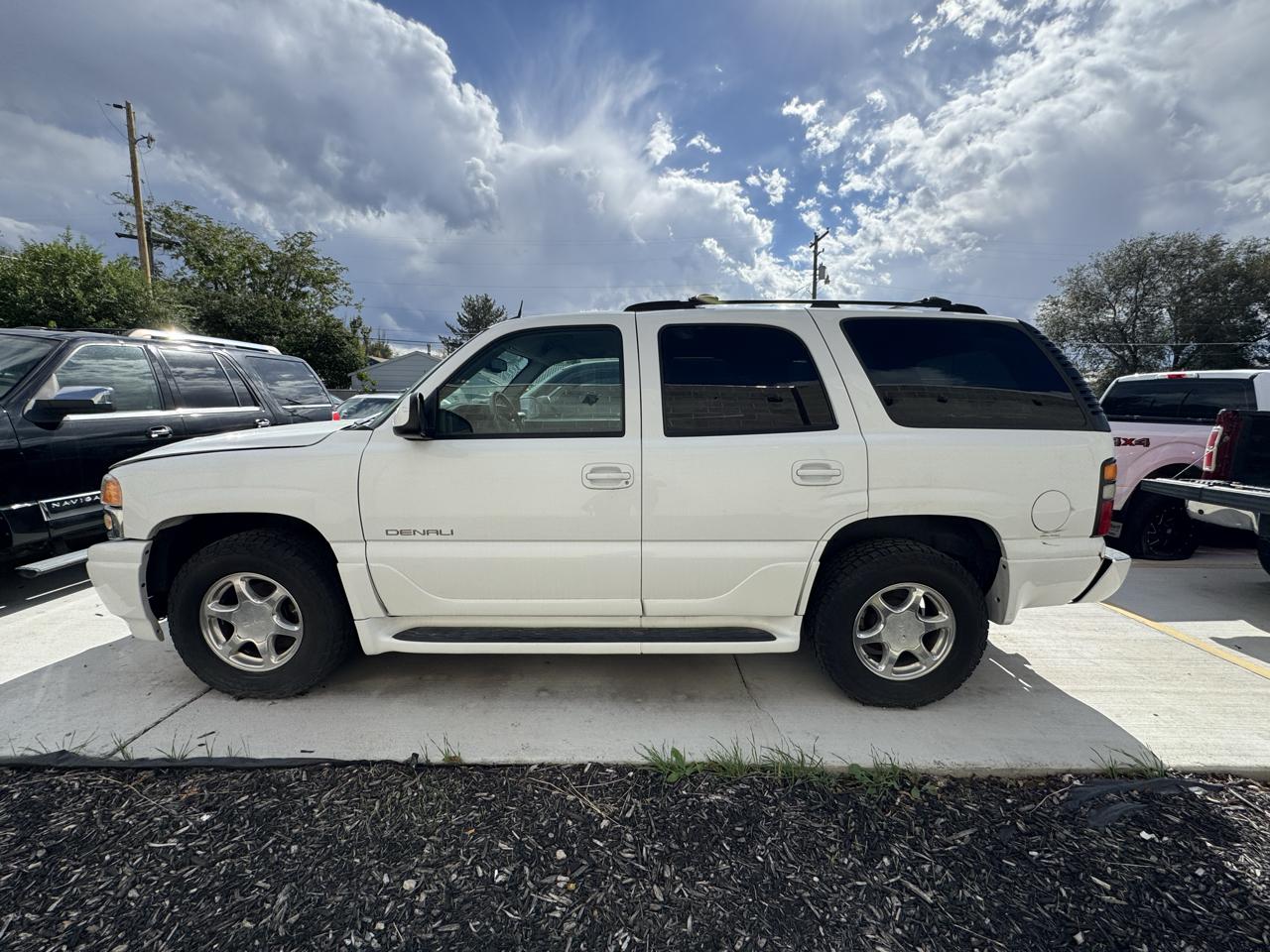 GMC Yukon Denali 4dr AWD 2004