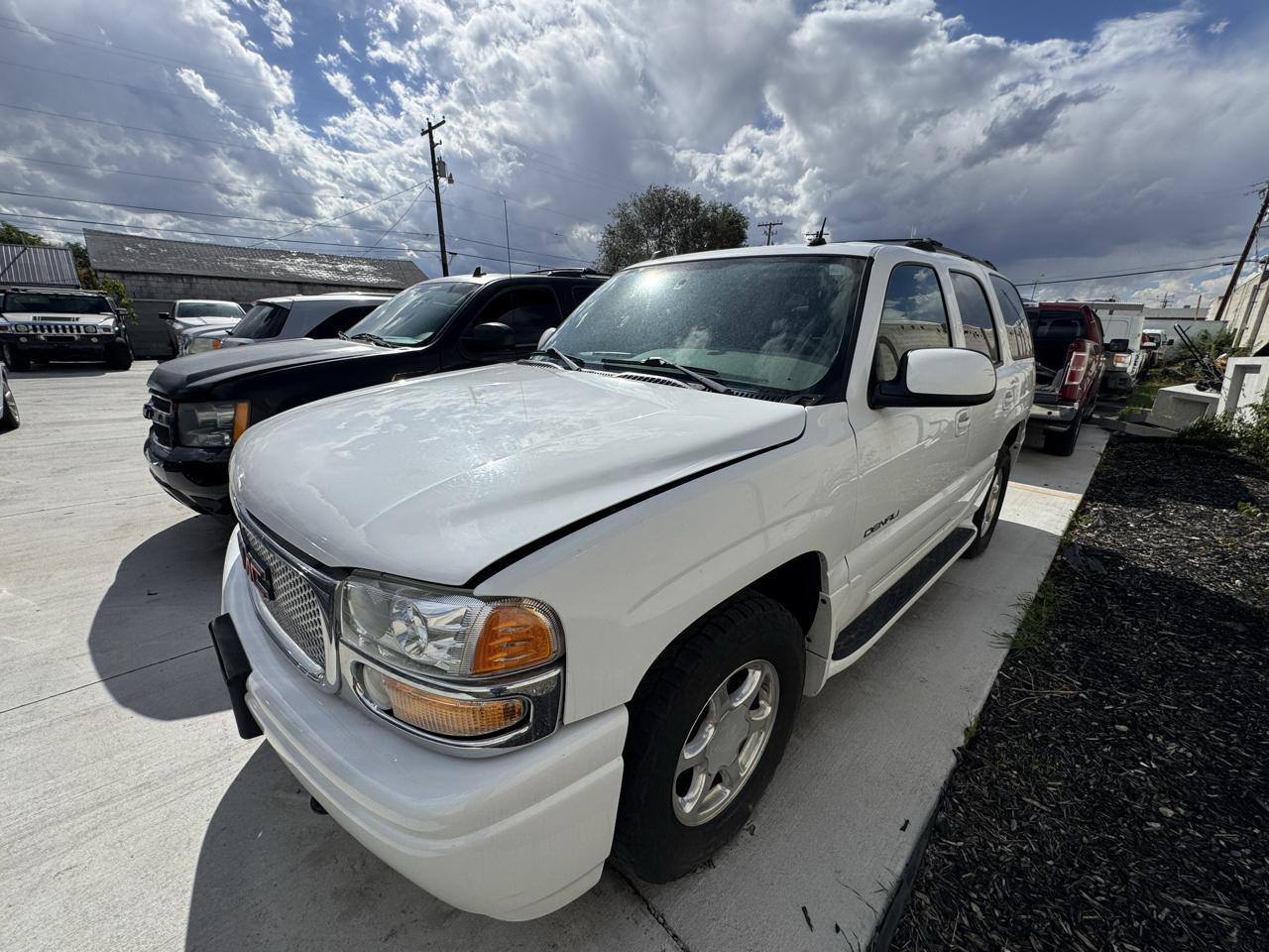 GMC Yukon Denali 4dr AWD 2004