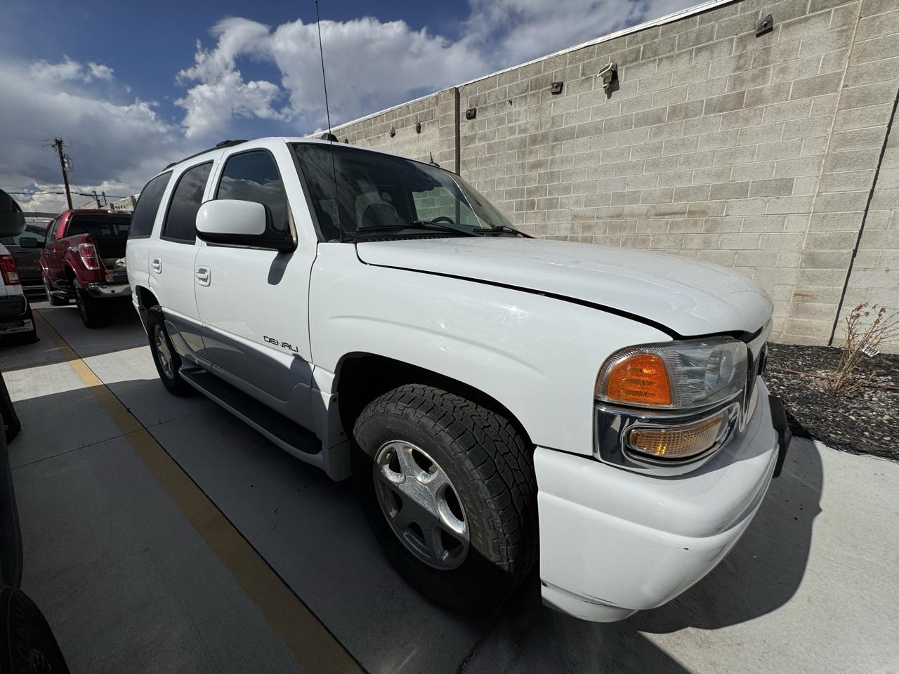 GMC Yukon Denali 4dr AWD 2004