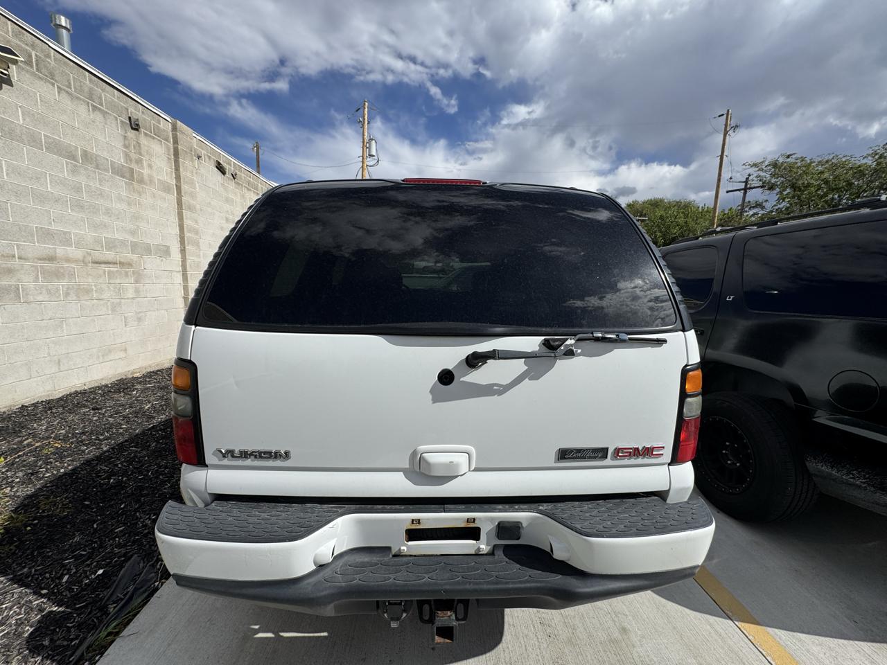 GMC Yukon Denali 4dr AWD 2004