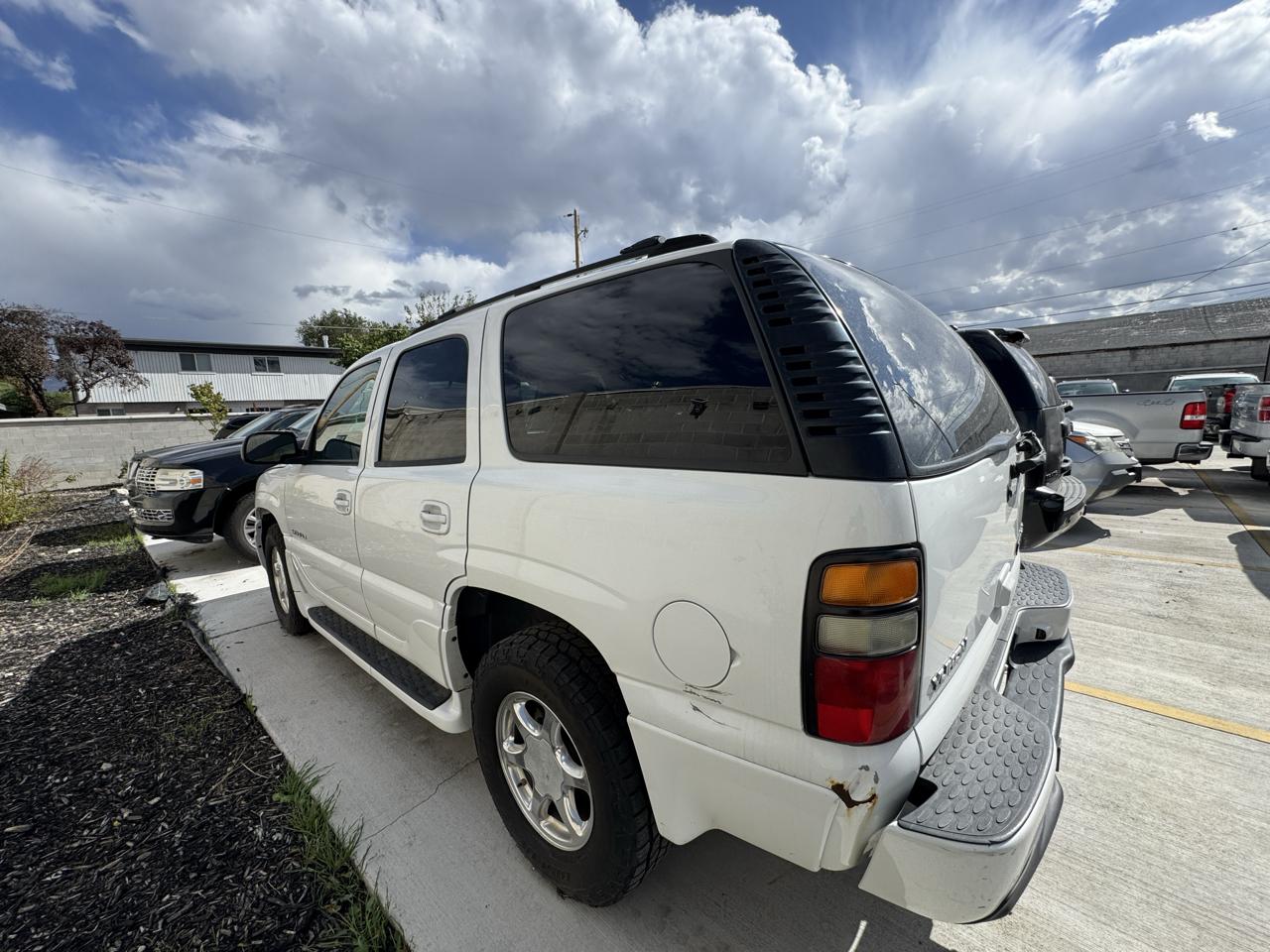 GMC Yukon Denali 4dr AWD 2004