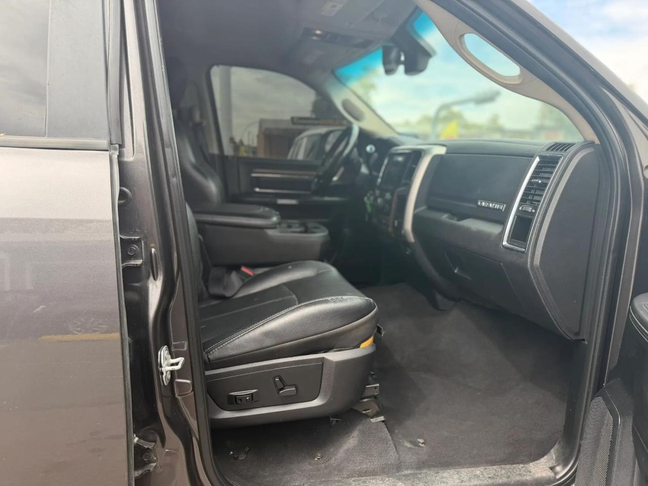 RAM 3500 Laramie 4x4 Mega Cab 6'4" Box 2018