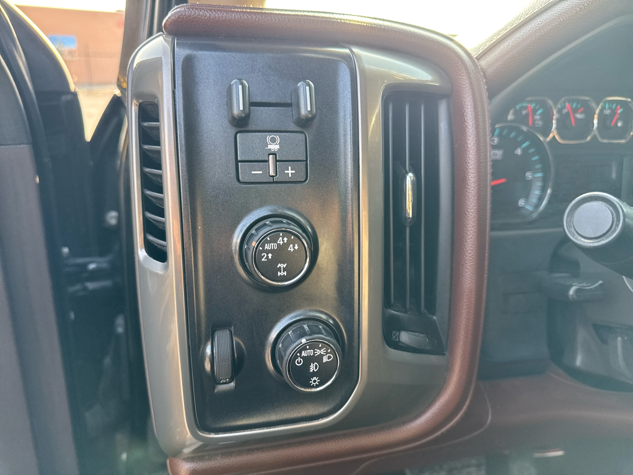 Chevrolet Silverado 1500 4WD Crew Cab 143.5" High Country 2015