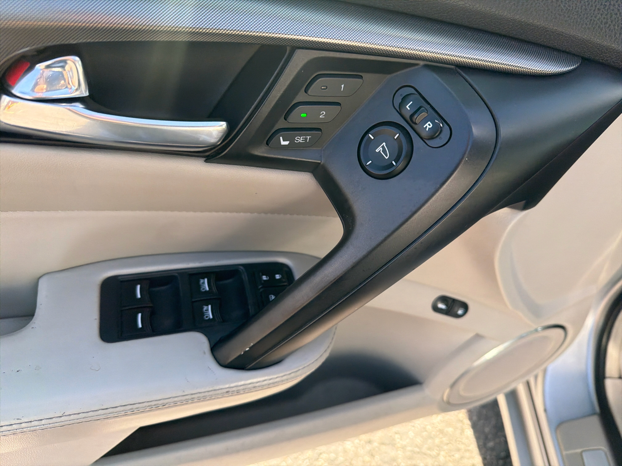 Acura TL 4dr Sdn Auto 2WD Tech 2012