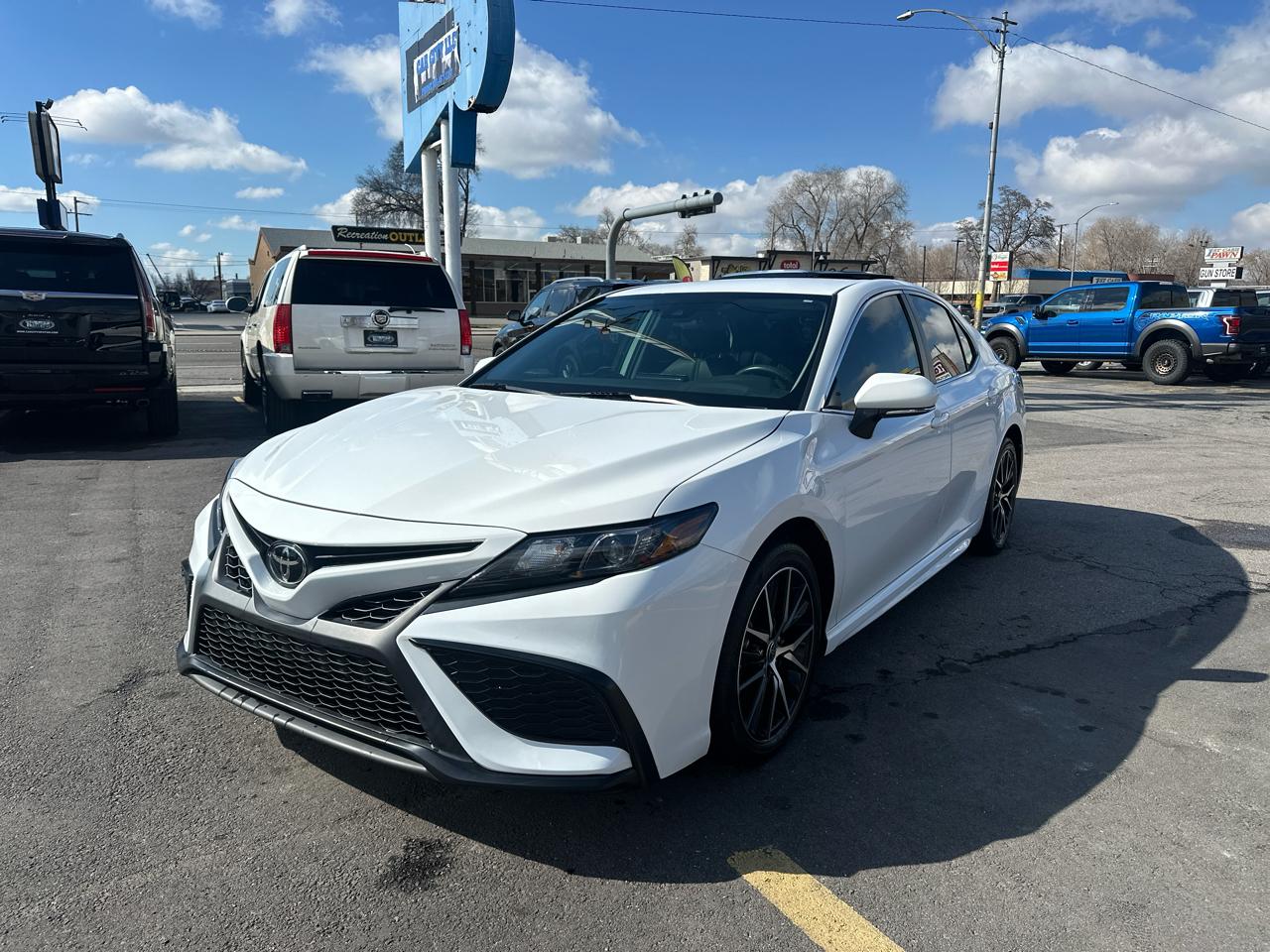 Toyota Camry Hybrid SE Nightshade CVT (Natl) 2023