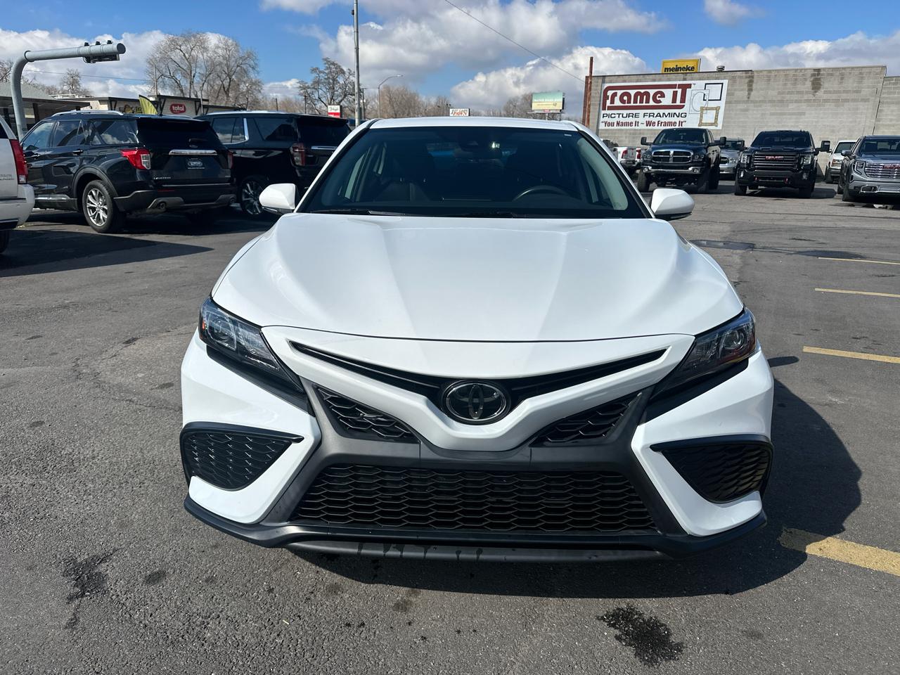 Toyota Camry Hybrid SE Nightshade CVT (Natl) 2023