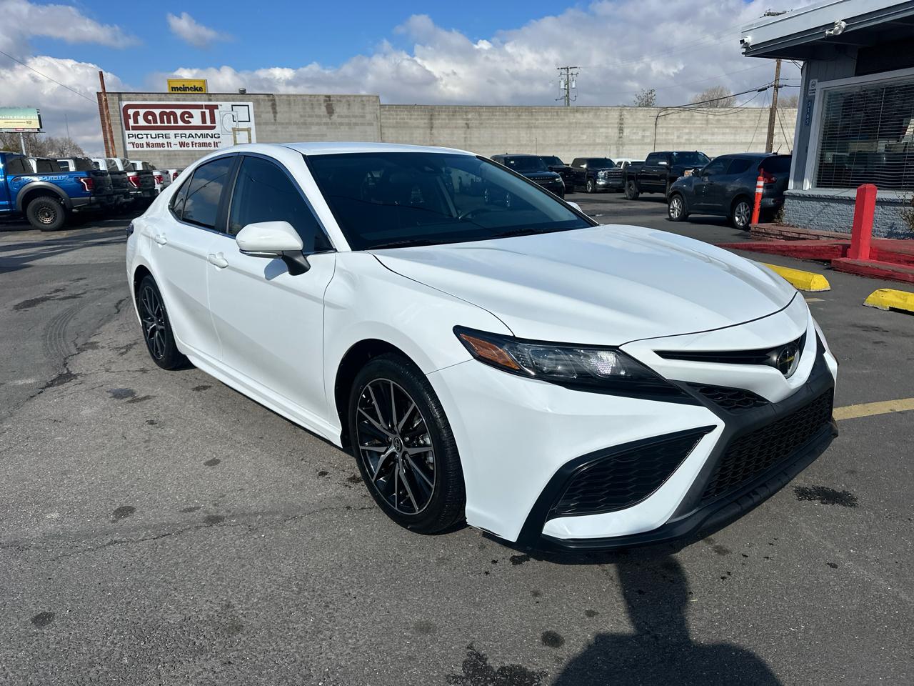 Toyota Camry Hybrid SE Nightshade CVT (Natl) 2023