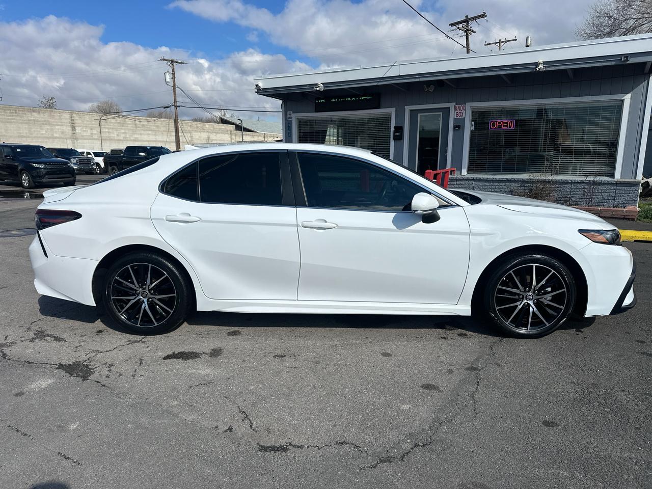 Toyota Camry Hybrid SE Nightshade CVT (Natl) 2023