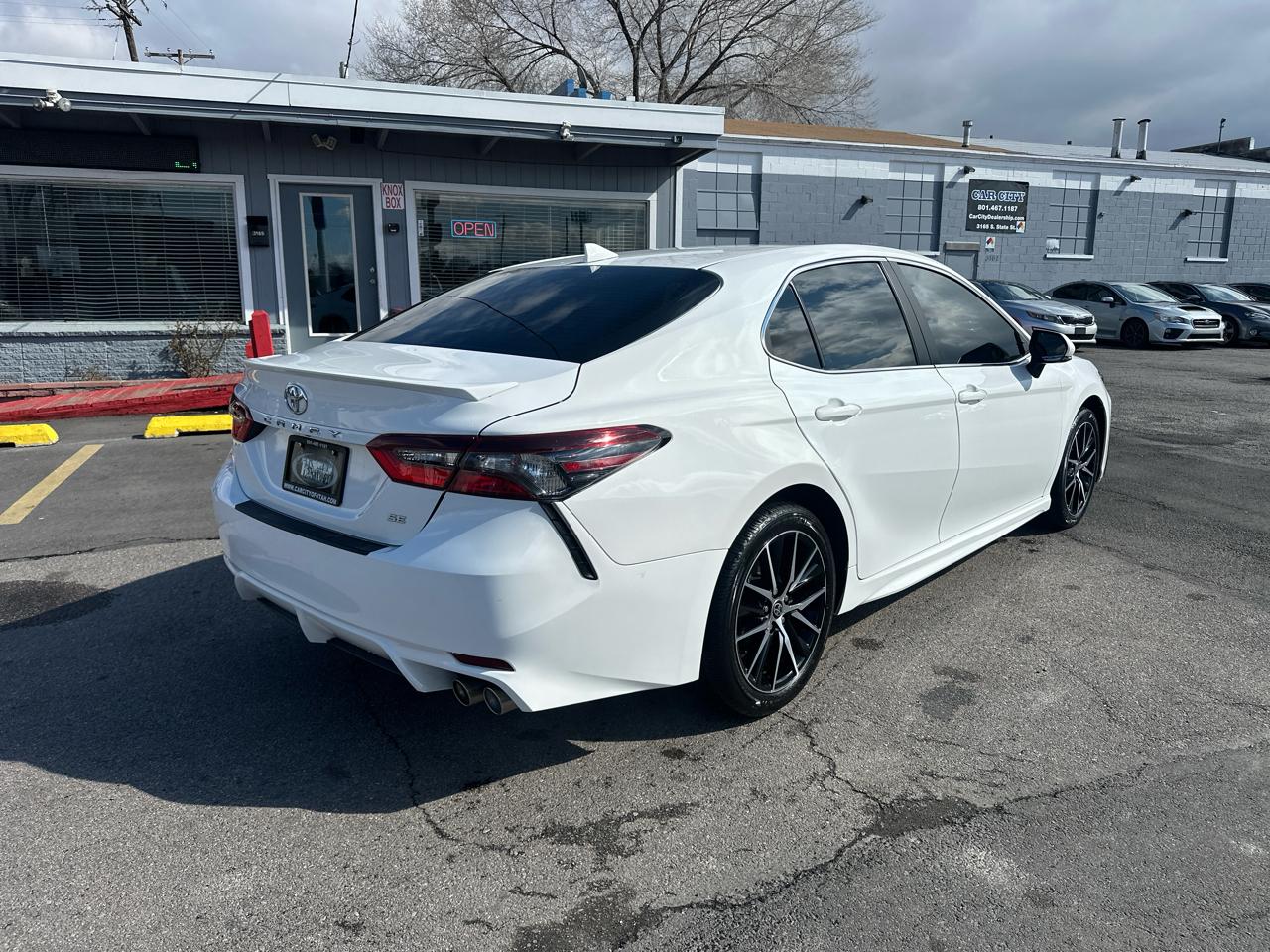 Toyota Camry Hybrid SE Nightshade CVT (Natl) 2023