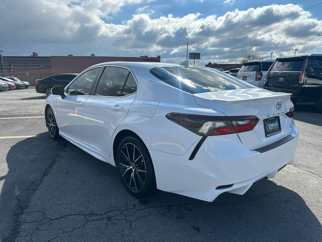Toyota Camry Hybrid SE Nightshade CVT (Natl) 2023