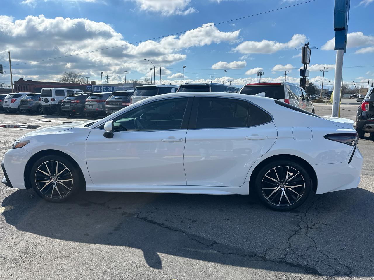 Toyota Camry Hybrid SE Nightshade CVT (Natl) 2023