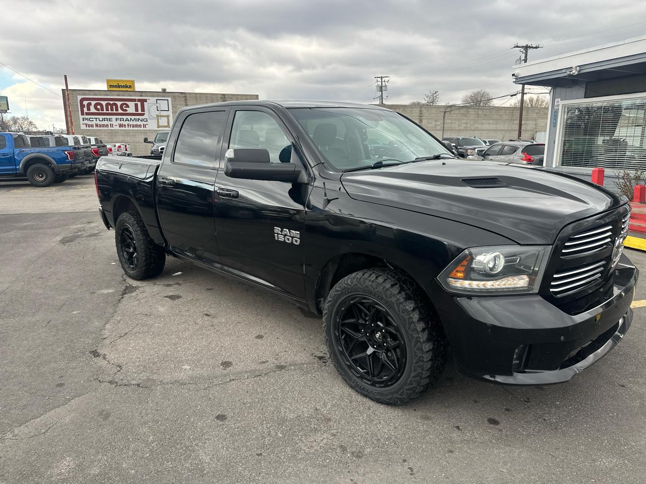 RAM 1500 4WD Crew Cab 140.5" Sport 2014