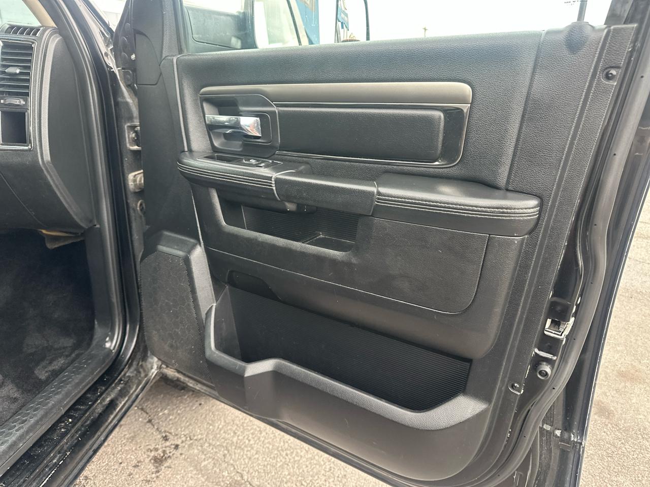 RAM 1500 4WD Crew Cab 140.5" Sport 2014