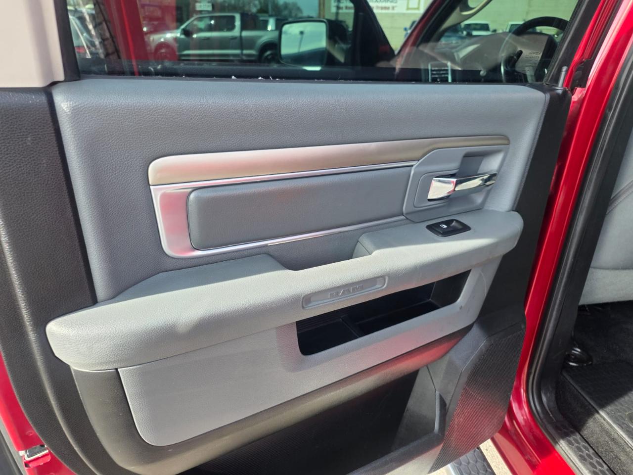 RAM 1500 4WD Crew Cab 140.5" Big Horn 2014