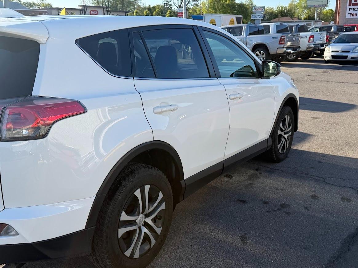 Toyota RAV4 LE AWD (Natl) 2018