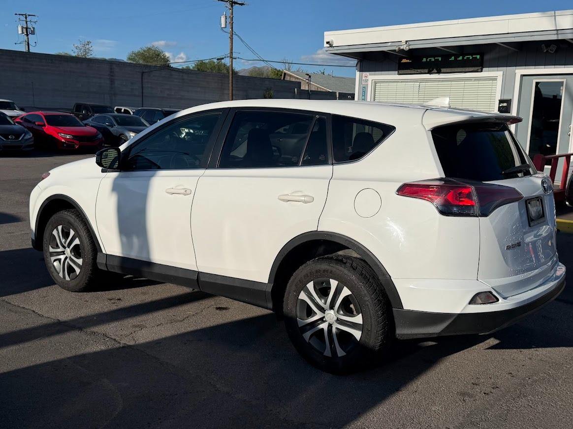 Toyota RAV4 LE AWD (Natl) 2018