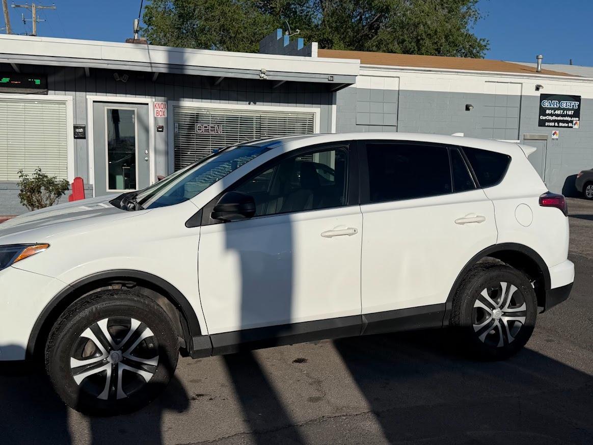 Toyota RAV4 LE AWD (Natl) 2018