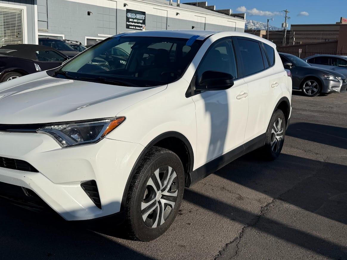 Toyota RAV4 LE AWD (Natl) 2018