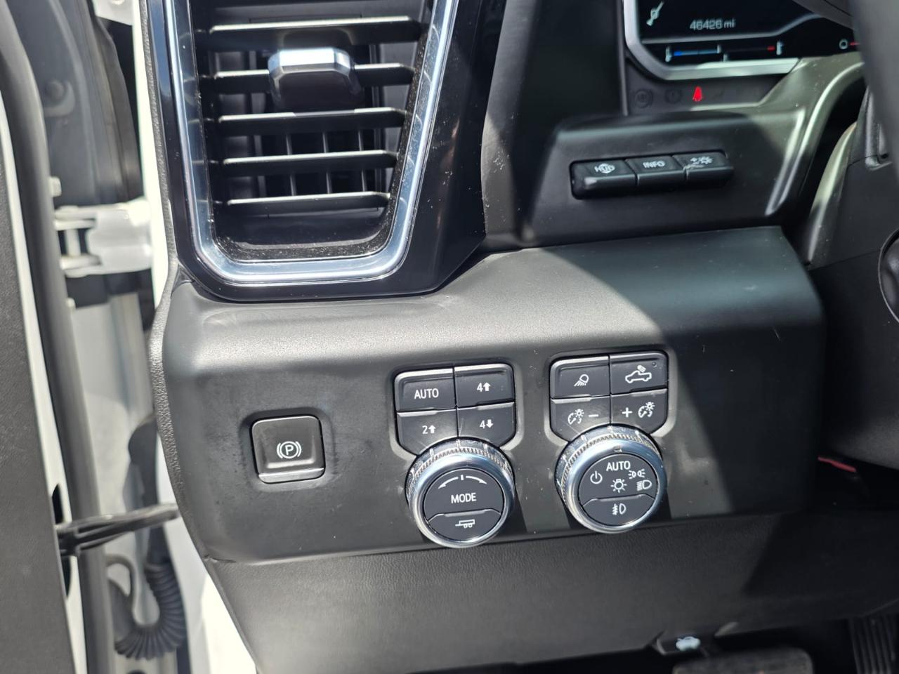 GMC Sierra 1500 4WD Crew Cab 147" Denali 2023