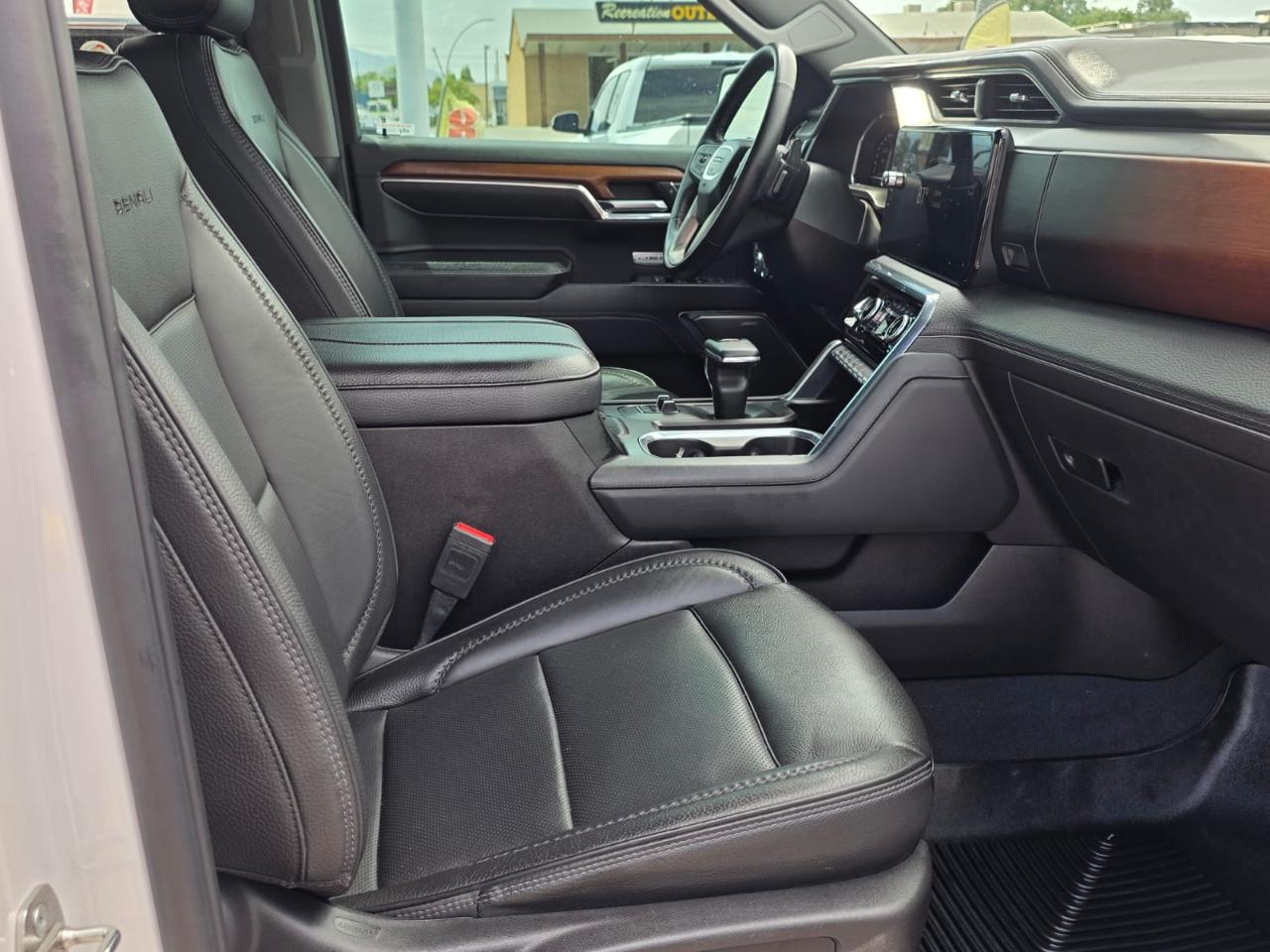 GMC Sierra 1500 4WD Crew Cab 147" Denali 2023